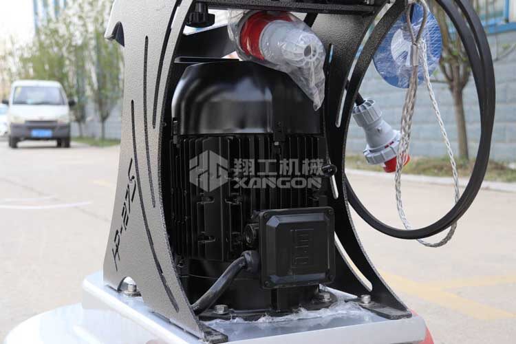 拋光機(jī)是為了讓地面表面有光澤，需要先研磨后才可以拋光。拋光分為粗拋和精拋，這時候可以使用拋光機(jī)，配合拋光墊，提高地面的光澤度。高速地坪拋光機(jī)讓你輕松完成地坪拋光工作，提高地坪亮度。