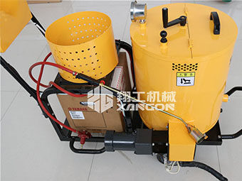 翔工瀝青灌縫機(jī)打造競(jìng)爭(zhēng)優(yōu)勢(shì)，在養(yǎng)護(hù)設(shè)備市場(chǎng)中脫穎而出
