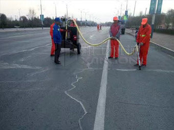 強(qiáng)化春季公路養(yǎng)護(hù)，保證道路通暢