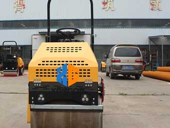 座駕壓路機“身材小，能量大”