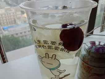炎炎夏日到來，一杯銀耳紅棗美如詩！