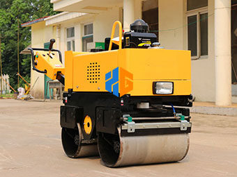 這款小型壓路機(jī)為路面工程加油助力！